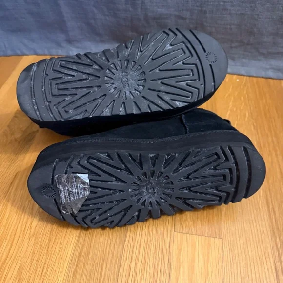 Uggs - Picture 2 of 4